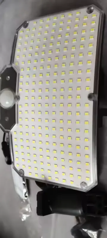 Foto del comprador de la luz LED con panel solar