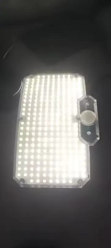 Recinto de animales iluminado