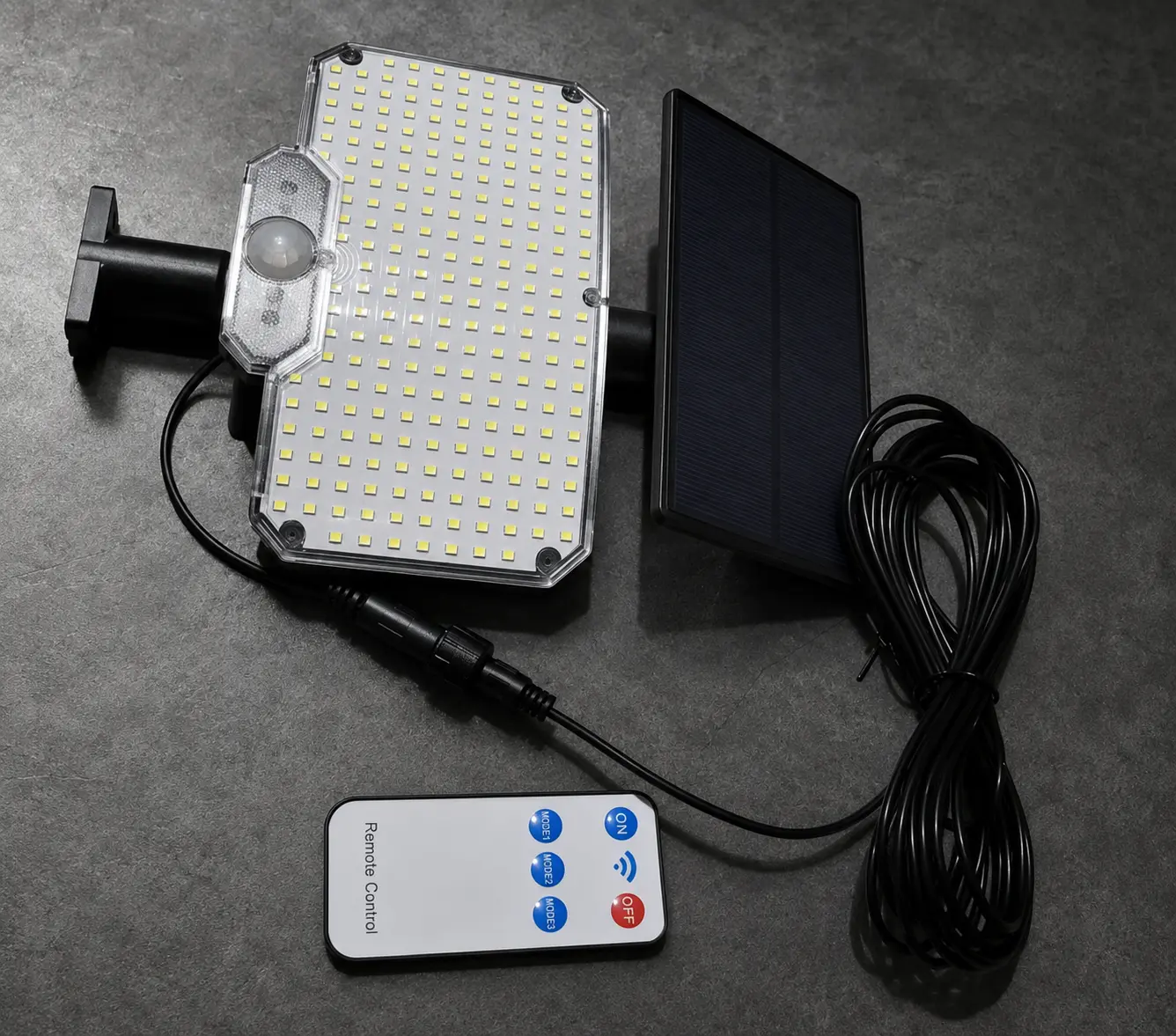 Pack x4 Focos Solares LED 100 para exterior, vista principal con panel solar, mando a distancia y soporte
